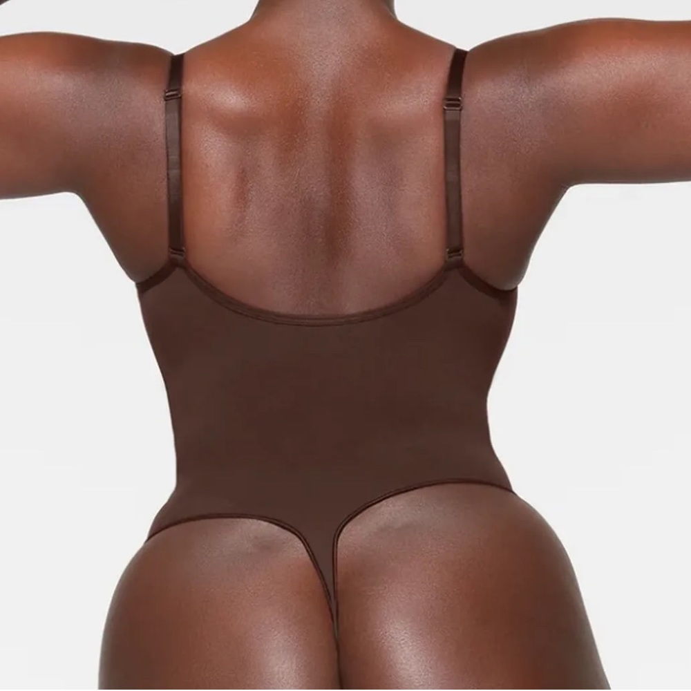 Skims Seamless Sculpt Thong Expresso - Picture 3 of 5